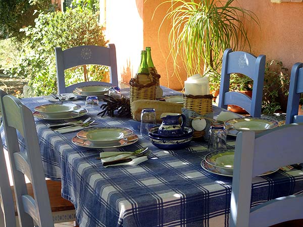 Neu gedeckter Tisch