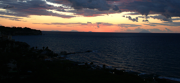 Tropea-äolische-inseln-am-horizont